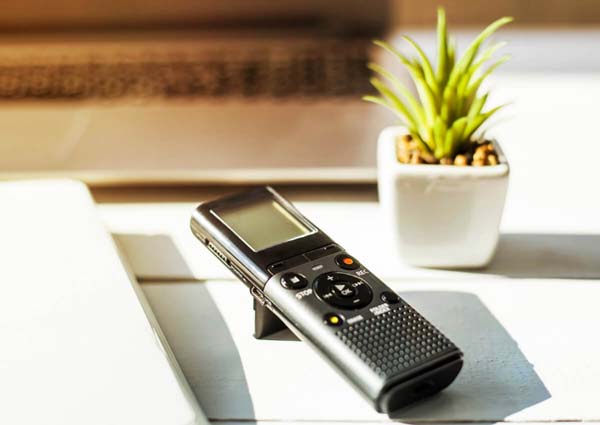 ¿Cómo esconder una grabadora espía en casa para escuchar conversaciones?