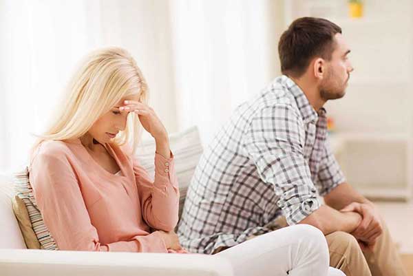 If I suspect my husband is betrayed, should I check his mobile phone?